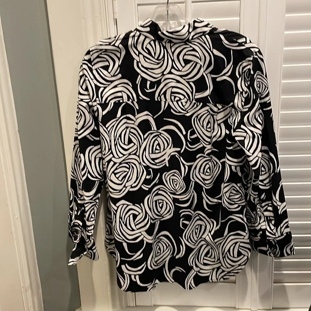 Chico’s top NWT - Picture 4 of 5
